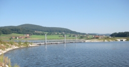 Beide Ufer des Sees werden mit einem Schwimmsteg verbunden